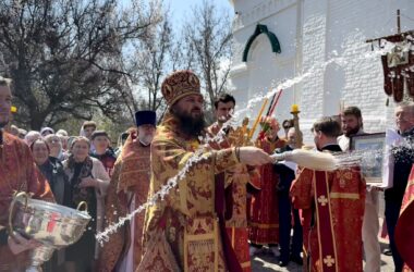 В субботу Светлой седмицы архипастырь совершил Литургию в храме Покрова Пресвятой Богородицы