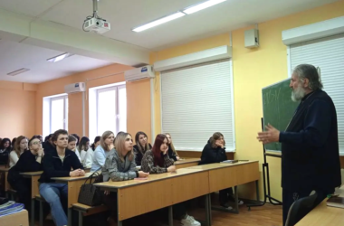 Студенты ВолГУ встретились со священнослужителем