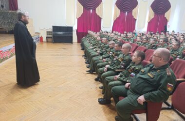 Священник посетил учащихся Казачьего кадетского корпуса