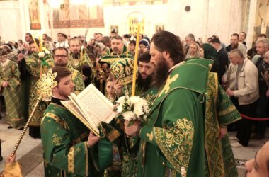 Митрополит Феодор совершил Всенощное бдение в канун Вербного воскресенья