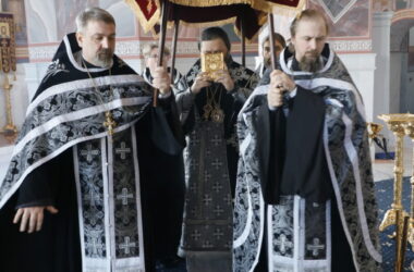 «Воскресни и утоли Мою болезнь и печаль…»: в Великую Пятницу митрополит Феодор совершил вечерню с выносом Плащаницы Спасителя