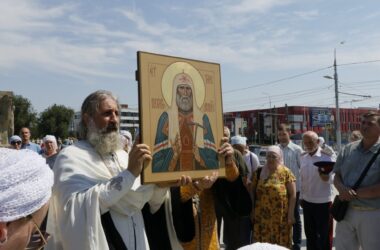 Видео: Автомобильный Крестный ход к 100-летию Патриарха Тихона