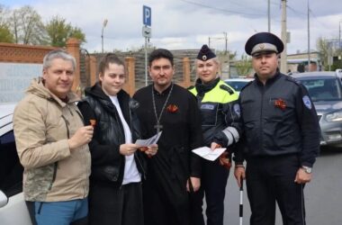 Волгоградские полицейские и священнослужитель приняли участие в Международной акции «Георгиевская ленточка»