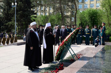 Глава Волгоградской митрополии возложил цветы к Вечному огню