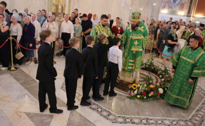 В канун праздника Святой Троицы митрополит Феодор совершил Всенощное бдение